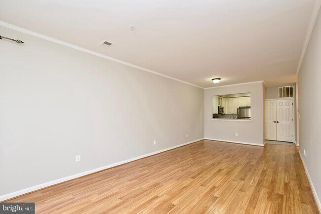 Building Photo - 2324 Henshaw Pl