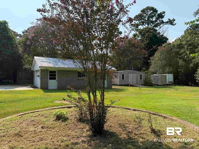 Building Photo - 110 Patrician Dr N