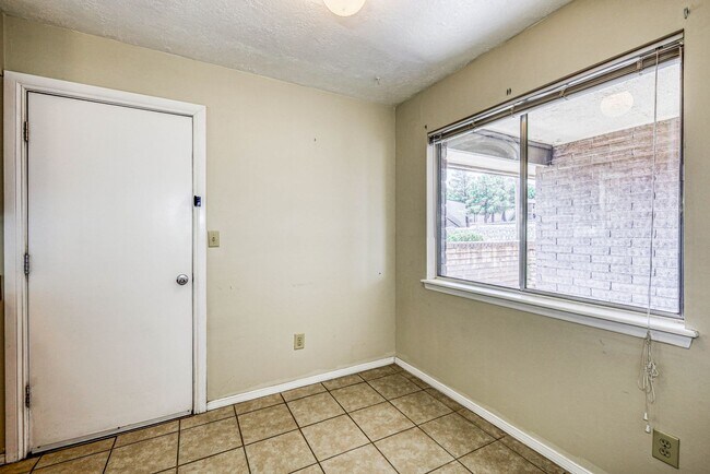 Building Photo - Beautiful 2 bed - 1 baths apartment  part of a TRIPLEX