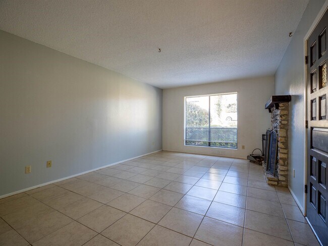Building Photo - 1209 Hi Stirrup