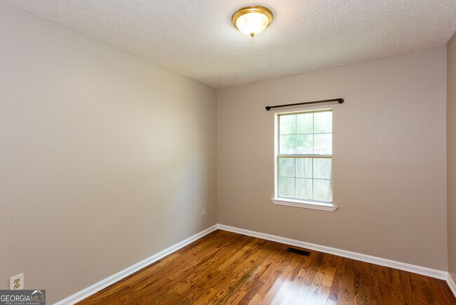 Building Photo - 3172 Humphries Dr SE