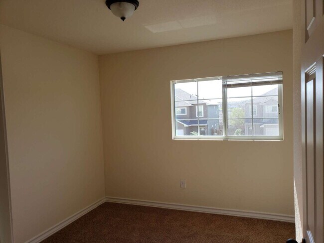 Building Photo - Spacious 3 Bed / 2.5 Bath Townhome in Quiet North Side Community