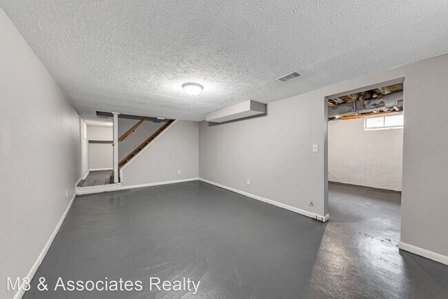 Building Photo - 3 br, 1 bath House - 1272 Zettler Road