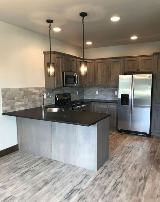 Building Photo - MOVE IN TODAY Beautiful 3 Bedroom 2 Bathroom Condo