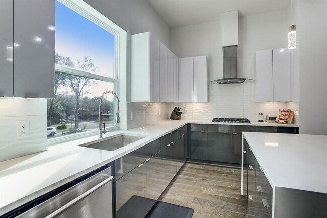 Building Photo - 808 Fisher St