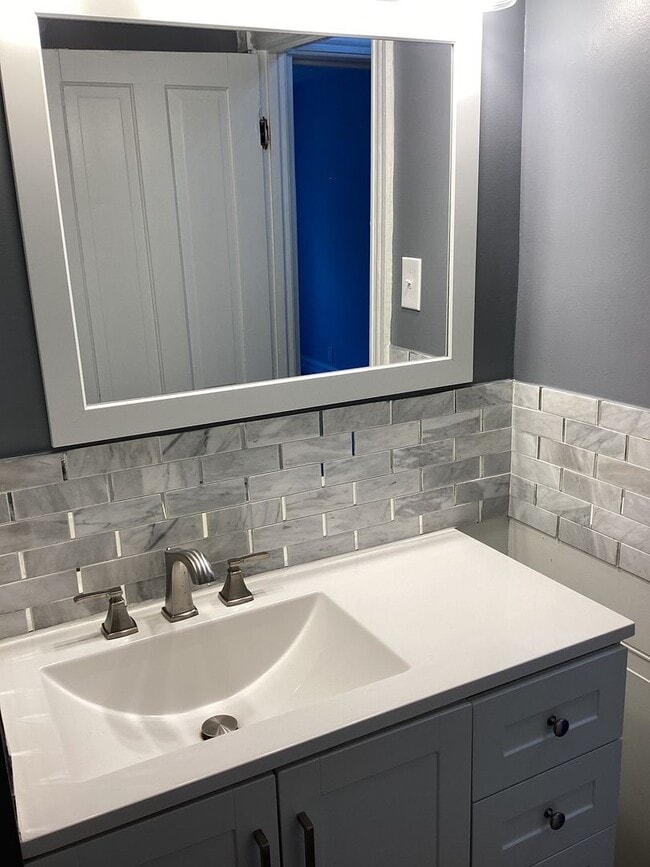 Building Photo - Beautifully Updated Half Duplex in the Boro