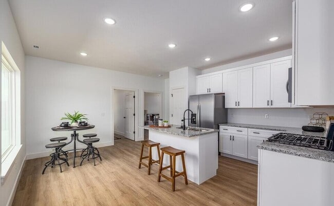 Building Photo - 922 N Blake Ave