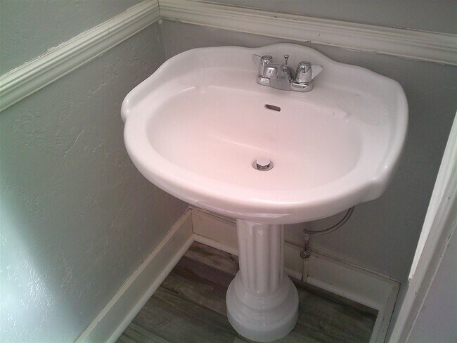 Building Photo - 1801 NW Bell Ave