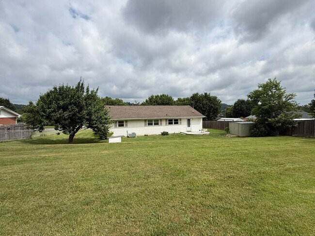 Building Photo - ** PENDING APPLICATION ** 3/2 bath home - Town Acres School District!