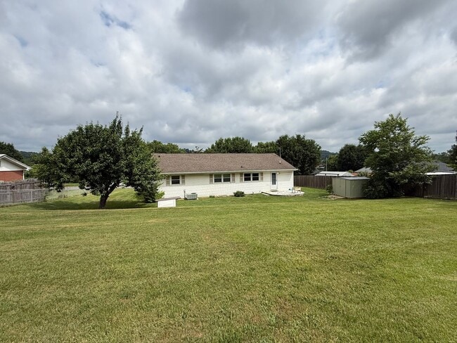 Building Photo - 3/2 bath home - Town Acres School District!
