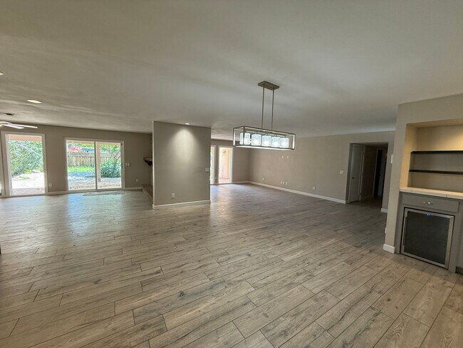 Building Photo - Luxury 4 Bedroom in Country Estates