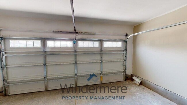 Building Photo - 122 W Maple St