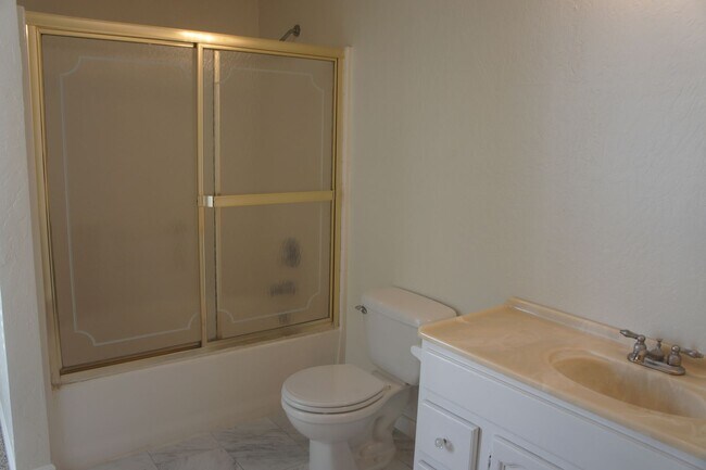 Building Photo - Lots of room