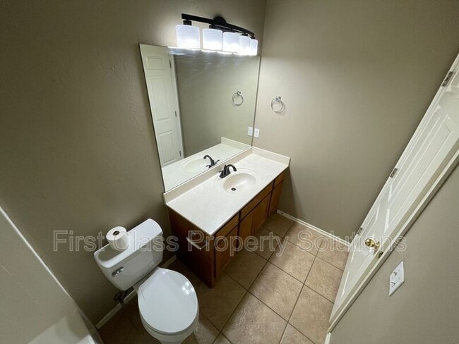 Building Photo - 400 N Willowood Dr