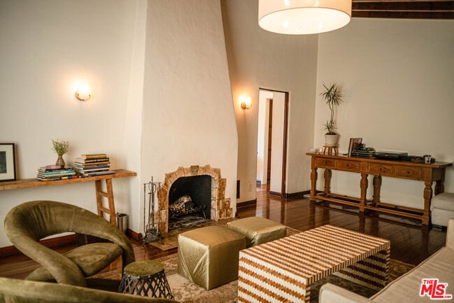 Building Photo - 6101 S Mansfield Ave