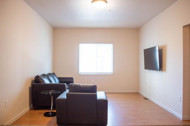 Interior Photo - 606 E Stoughton