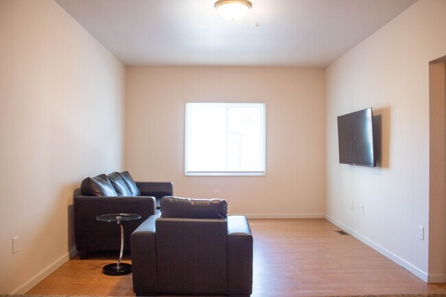 Interior Photo - 606 E Stoughton St