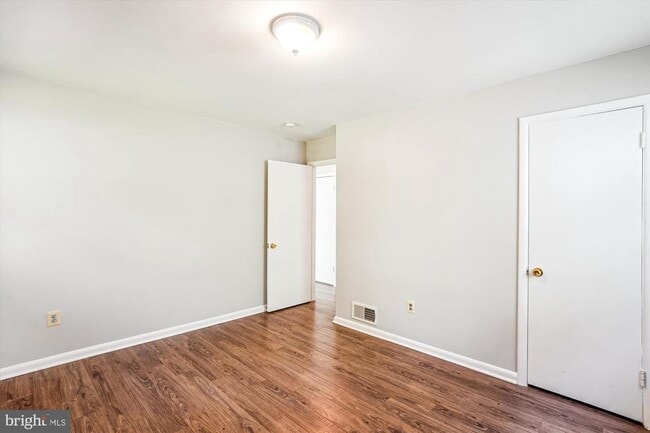 Building Photo - 224 N Van Buren St