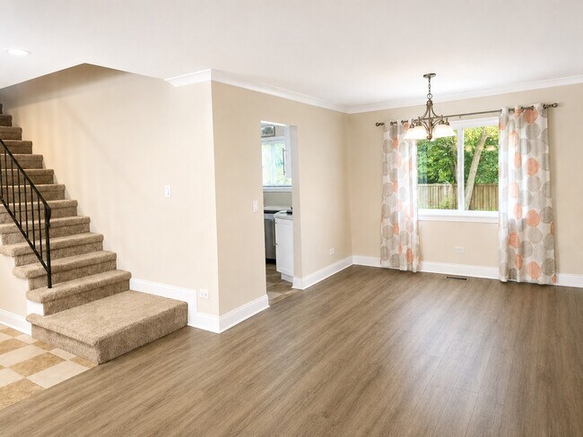 Building Photo - 320 Thistle Dr