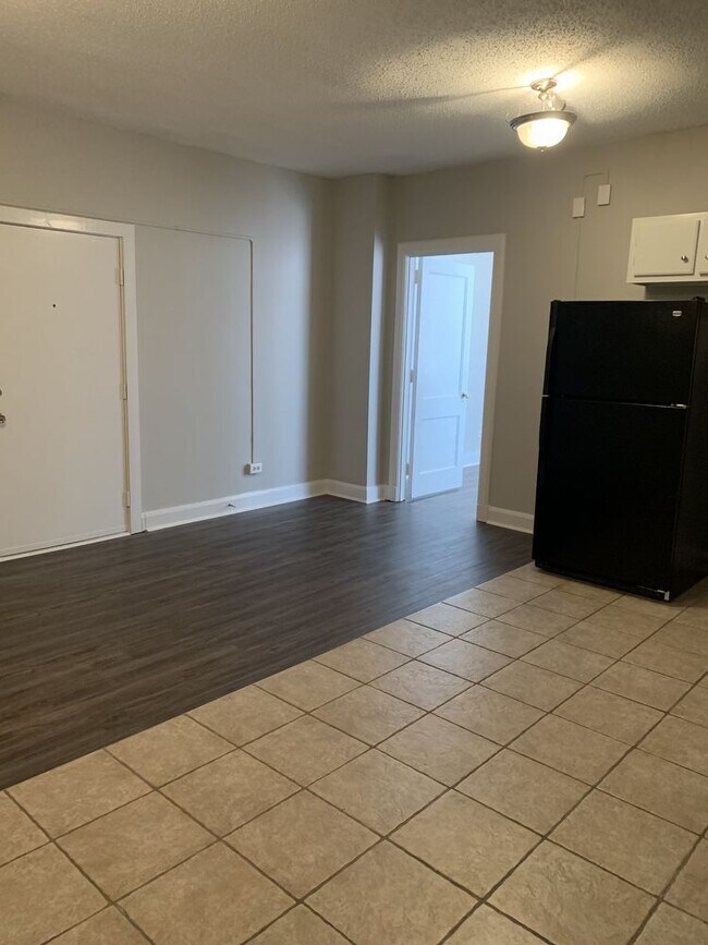 Building Photo - 2 Bedroom 1  Bath Apartment