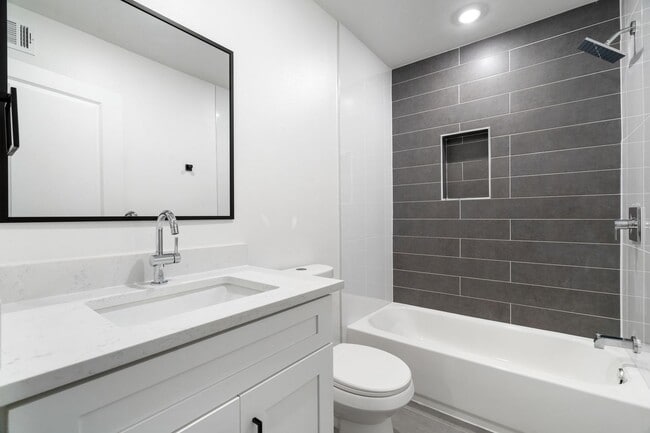 Building Photo - IN THE LOOP 2BD/1BA Brand New Finish Out /...