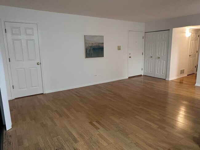 Building Photo - 234 W Ct of Shorewood