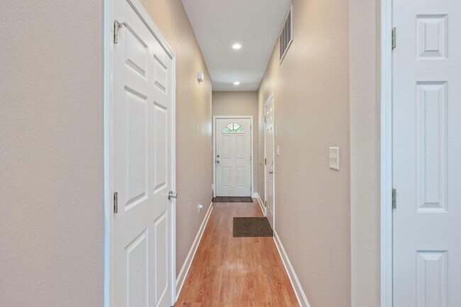 Building Photo - 406 Arbor Lake Dr