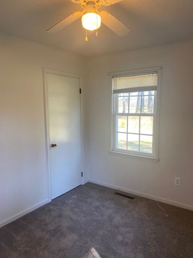 Building Photo - 3 bed 2 bath Brick Ranch