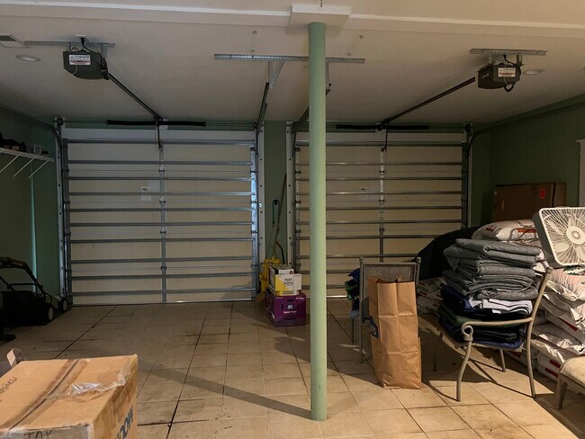 Garage - 39 Park Sq N