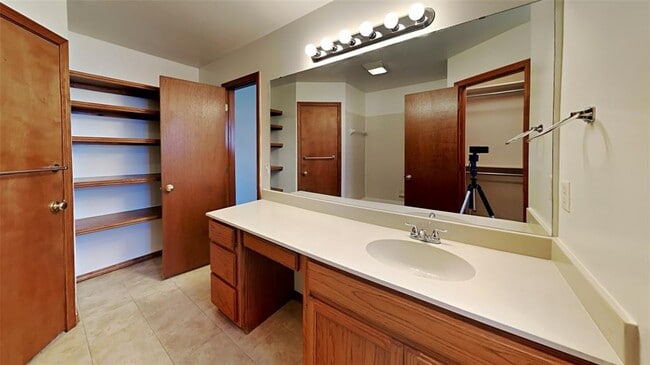 Building Photo - 1241 Capitol Dr