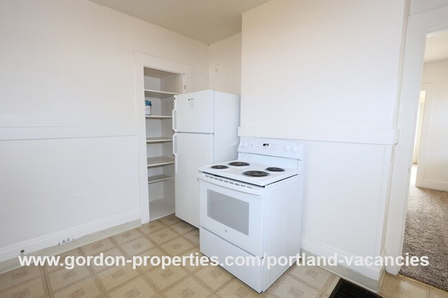 Building Photo - NE Holland St - vintage Woodlawn 2 bedroom...