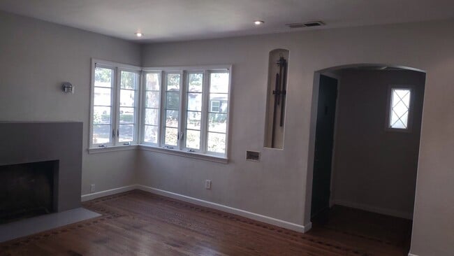 Building Photo - 568 Robertson Way