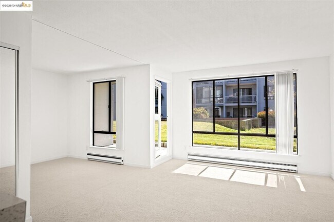 Primary Photo - Sunny Studio in Resort Setting centrallly ...