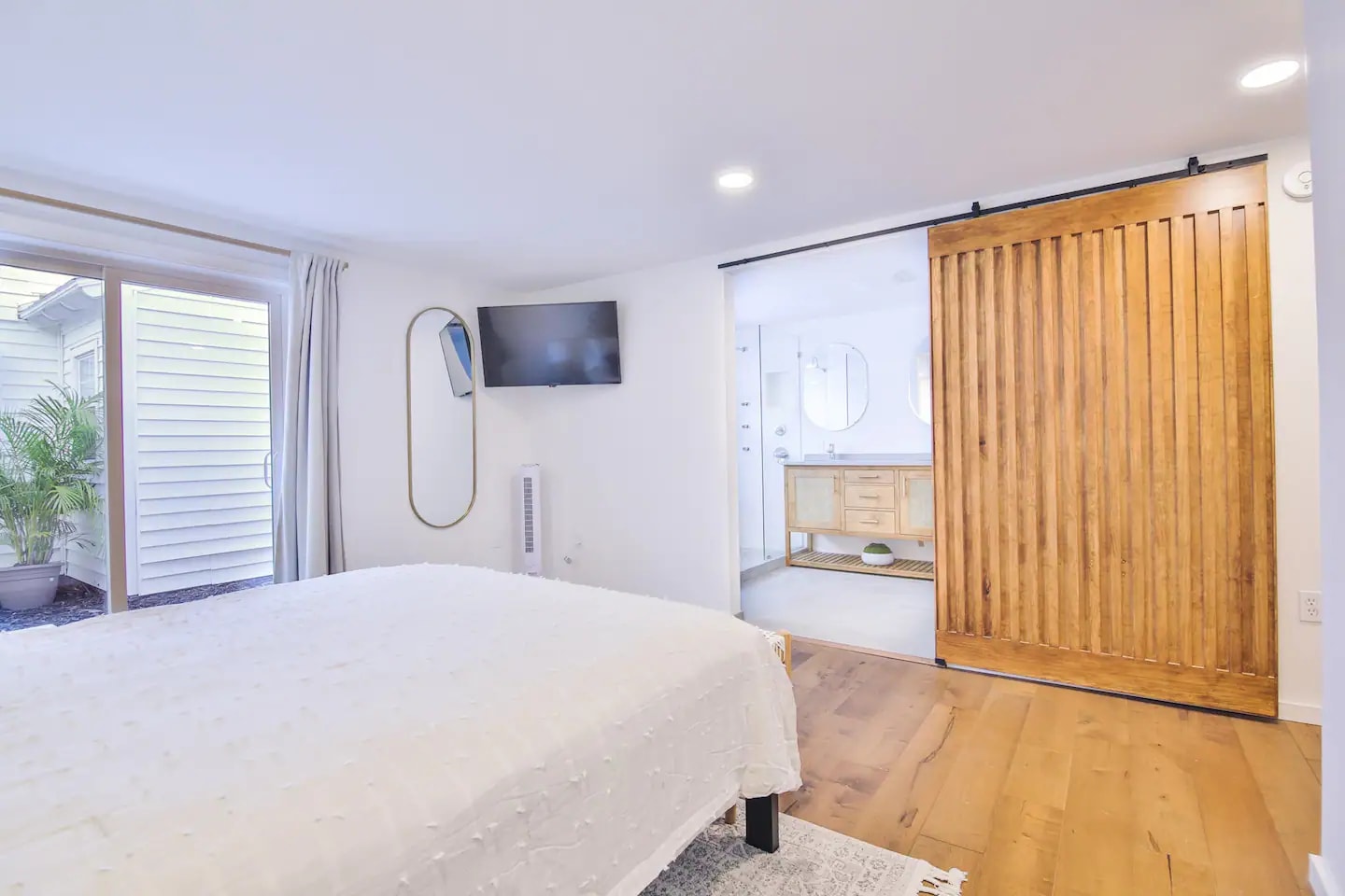 Master/Master bath - 2249 Grove St