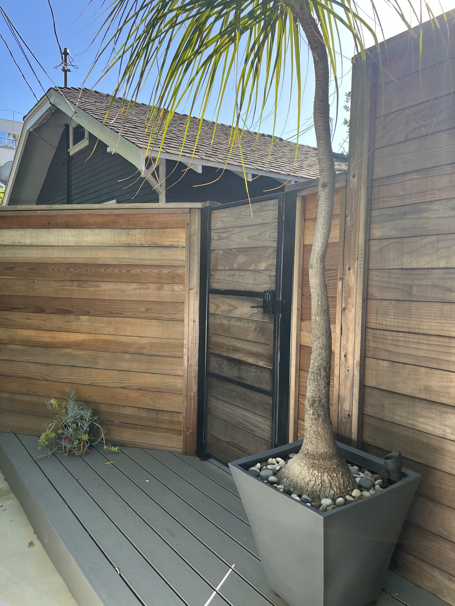 Building Photo - 7022 De Longpre Ave