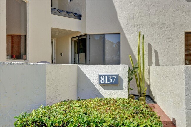 Building Photo - 8137 NW 17th Manor