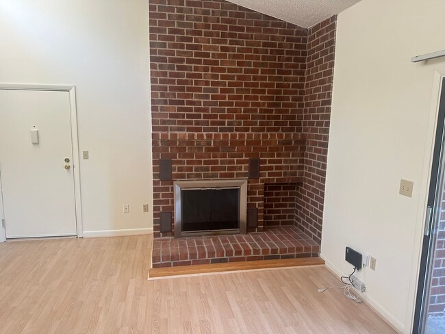 Building Photo - West End Condo--Great Location!