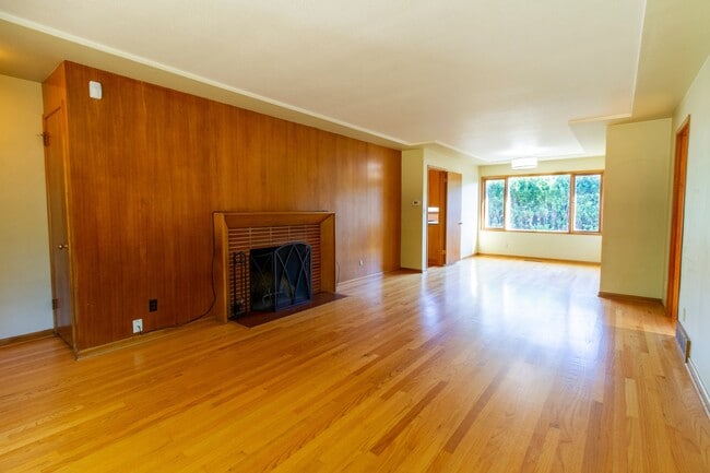 Building Photo - Fantastic SE Portland Home with Parking, Hardwoods, Charming Character, and Large Patio