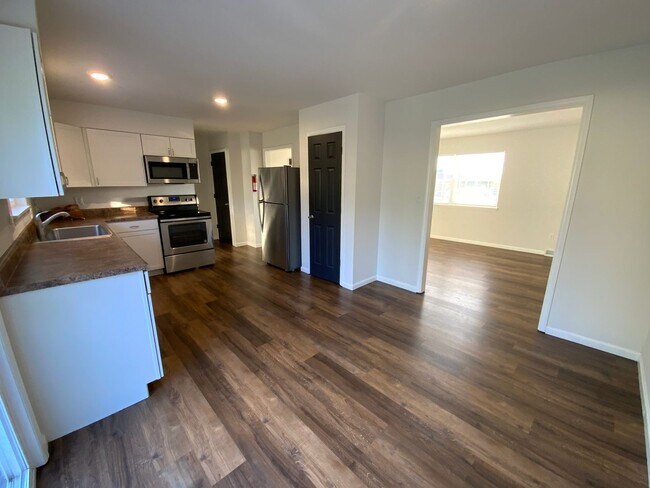 Building Photo - 3 Bedroom Newly Remodeled Duplex