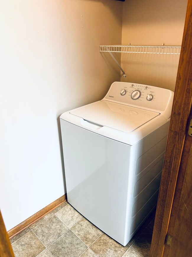 Building Photo - Convenient Location, Spacious Home