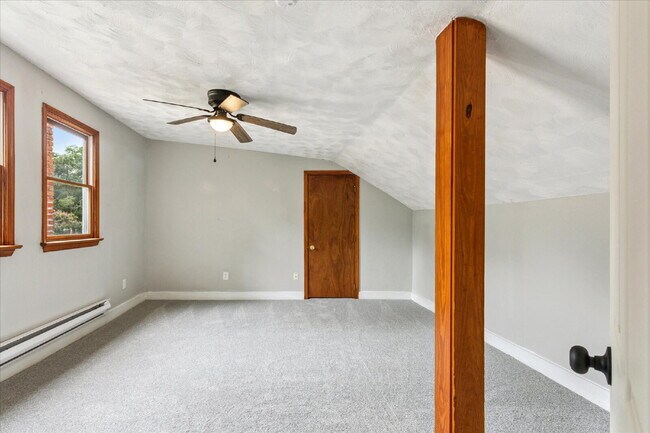 Building Photo - "Charming 3-Bedroom Retreat with 2 Full Baths in Hampton – Spacious 1494 Sq Ft Gem!"