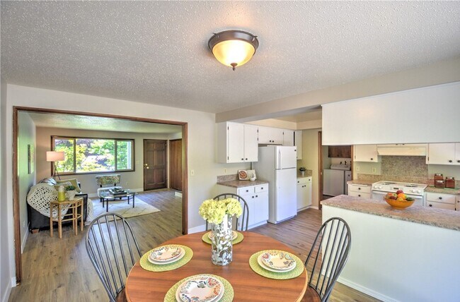 Building Photo - Desirable west side location! 2 bed/ 1.75 bath. Olympia school district