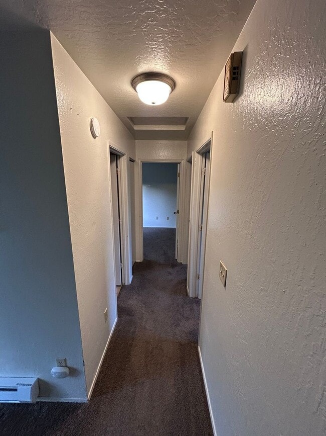 Building Photo - 3 bedroom 1 bath house w/ attached garage in Coos Bay!