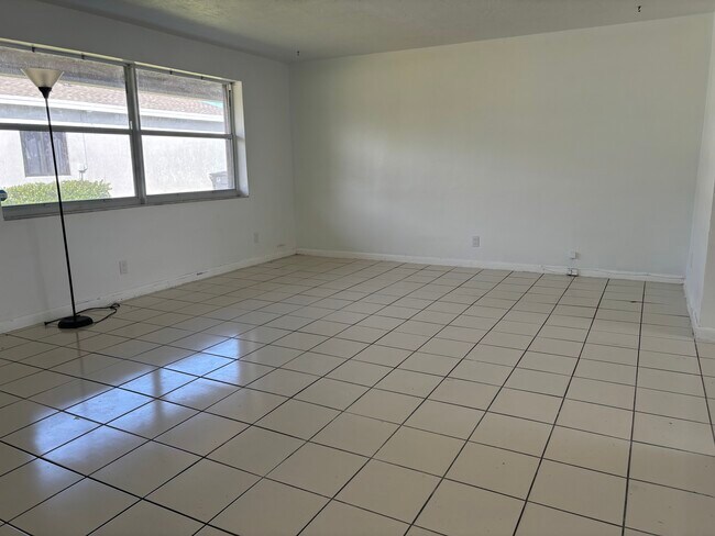 Building Photo - 5904 SW 27th St