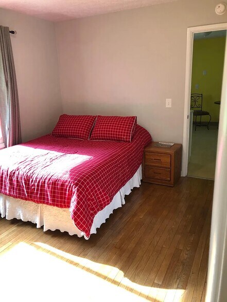 Building Photo - 131 N Hillsdale Dr