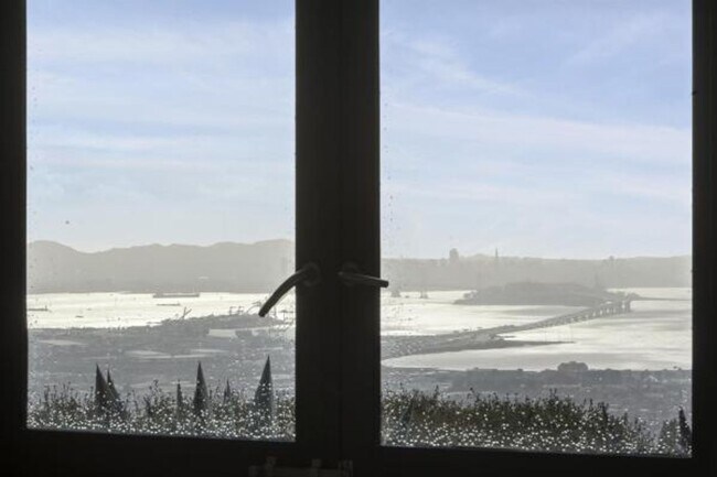 Building Photo - Luxury Living Above The Bay -- Iconic views!