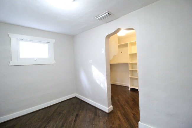 Building Photo - 2 Bedroom 1 Bath Bungalow Next to Woodside Pool