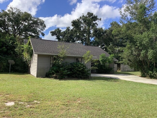 Primary Photo - Three Bedroom Two Bath Home in N Lakeland