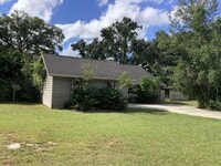 Building Photo - Three Bedroom Two Bath Home in N Lakeland