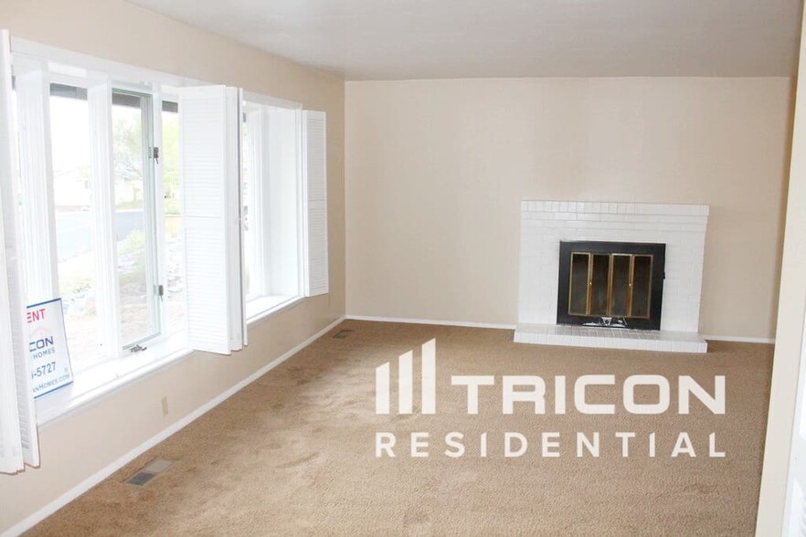 Building Photo - 1045 Crown Dr